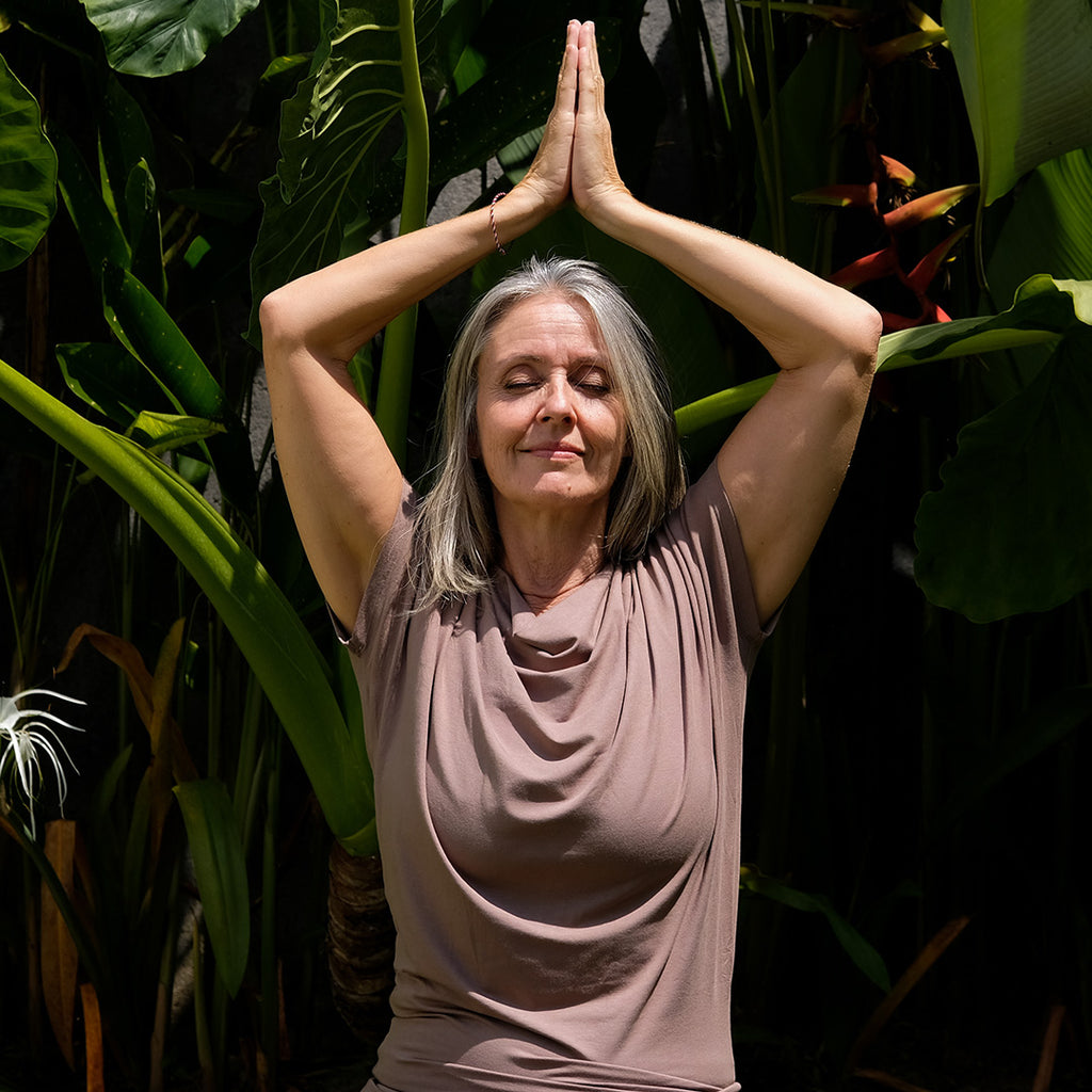 T-Shirt Yoga 'Beloved' élégant et dissimulant