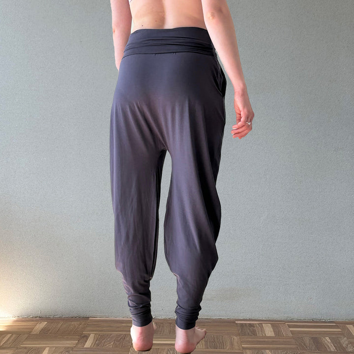 Die Yoga 'Charly Hose': Ein lässiges Outfit für Yoga, Tanz und Freizeitaktivitäten! / vervola GmbH