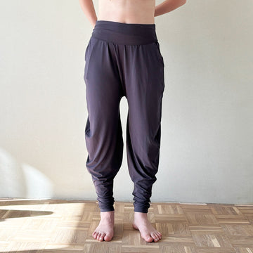 Die Yoga 'Charly Hose': Ein lässiges Outfit für Yoga, Tanz und Freizeitaktivitäten! / vervola GmbH