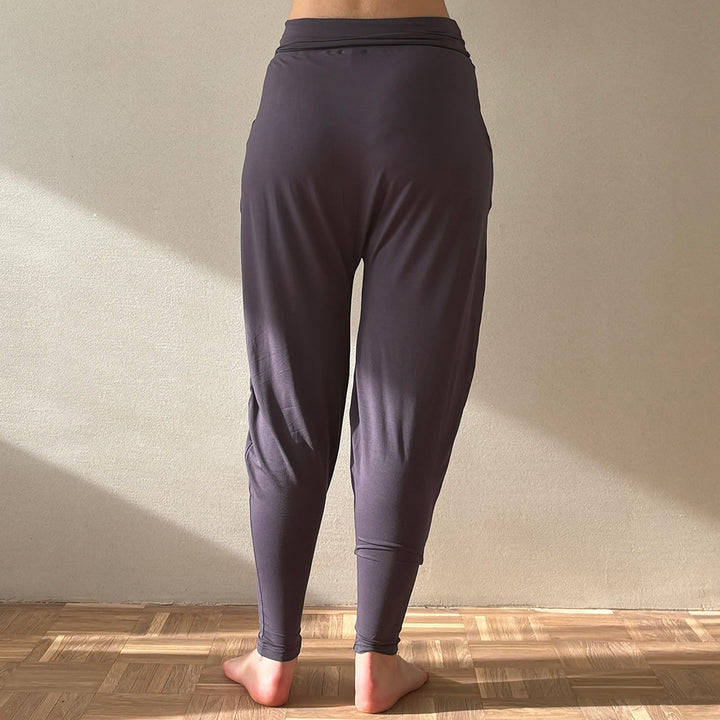 Die Yoga 'Charly Hose': Ein lässiges Outfit für Yoga, Tanz und Freizeitaktivitäten! / vervola GmbH